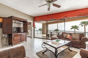 Televisión de pantalla plana, reproductor de DVD y estéreo 