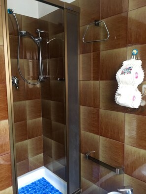 Dusche, Haartrockner, Bidet, Handtücher