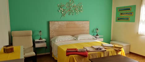 1 slaapkamer, een strijkplank/strijkijzer, wifi, beddengoed