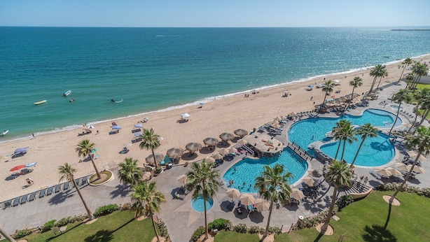A resort with a beach, a pool area, and a view of the ocean. - Sonoran Sea E-805 Barefoot @ Sea Retreat Stunning Oceanfront Condo (Puerto Peñasco)