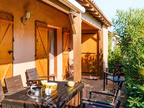A wooden building with a covered patio area. - Spacious 3BR Villa with Pool, Solarium & Parking - Sleeps 7 (Gruissan)