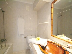 Dusche, Haartrockner, Handtücher, Seife