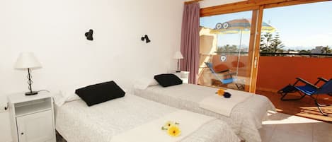 1 Schlafzimmer, Zimmersafe, Schreibtisch, Bügeleisen/Bügelbrett