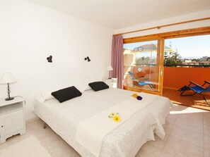 1 Schlafzimmer, Zimmersafe, Schreibtisch, Bügeleisen/Bügelbrett