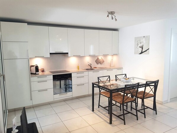 Réfrigérateur, four, plaque de cuisson, lave-vaisselle