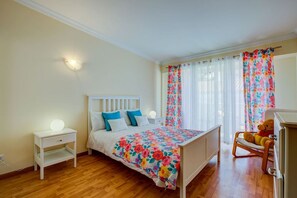 2 chambres, fer et planche à repasser, lit de bébé portatif