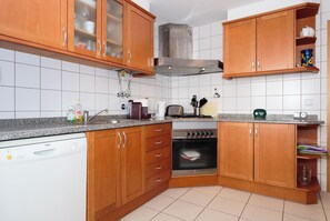 Jääkaappi, mikroaaltouuni, uuni, astianpesukone