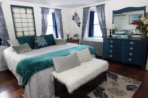 2 slaapkamers, een bureau, een strijkplank/strijkijzer, reisbedje