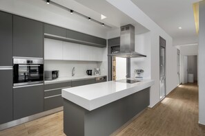 Kühlschrank, Mikrowelle, Ofen, Geschirrspüler