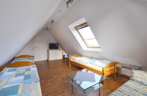 2 室のベッドルーム、旅行用ベビーベッド
