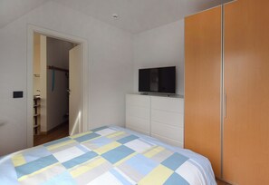 2 Schlafzimmer, Reisekinderbett