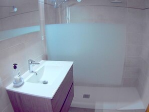 Baignoire, séchoir à cheveux