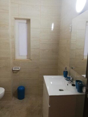 Toallas, jabón y papel higiénico