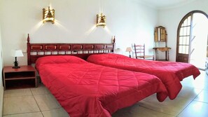 3 chambres, fer et planche à repasser
