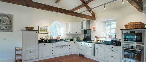 Køleskab, mikrobølgeovn, opvaskemaskine, højstol