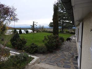 Ein Steinweg führt zu einem Haus mit einem Garten.