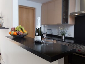 Een koelkast, een microgolfoven, een oven, een vaatwasser