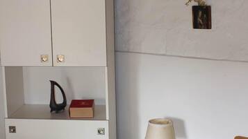 4 bedrooms, iron/ironing board, free WiFi