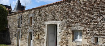 Logis dans l'enceinte du ChĂąteau