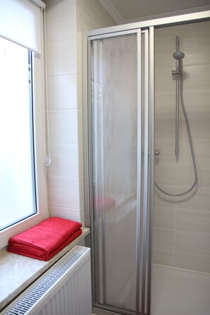 Family House, 5 Bedrooms, Non Smoking, Sauna | Bathroom shower - Ferienhaus Landeskrone (Dresden)