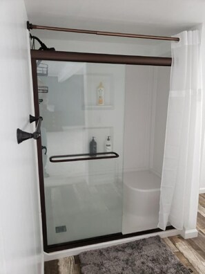 Bañera, secador de pelo, toallas, jabón