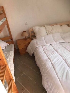 1 soverom, strykejern/-brett, wi-fi og sengetøy