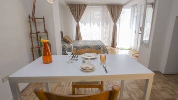 1 habitación, wifi y ropa de cama