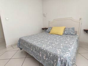 4 bedrooms, iron/ironing board, WiFi, bed sheets - SPECTACULAR APARTMENT IN FIRST LINE OF THE BEACH LEVANTE DE BENIDORM  (Benidorm)