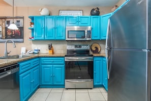 Refrigerador, microondas, horno y parrilla de estufa