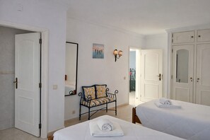 2 bedrooms, iron/ironing board, travel crib, free WiFi - V2 Jardim da Oura, piscina, BBq, praia a 500m. (Albufeira)