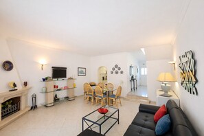 TV, fireplace - V2 Jardim da Oura, piscina, BBq, praia a 500m. (Albufeira)