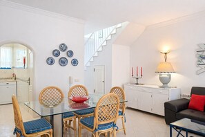 Dining - V2 Jardim da Oura, piscina, BBq, praia a 500m. (Albufeira)