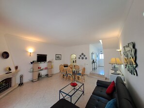 TV, fireplace