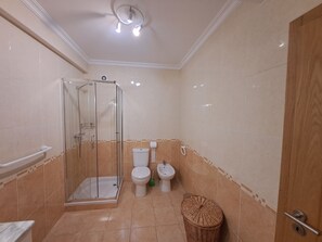 Douche, sĂšche-cheveux, serviettes fournies