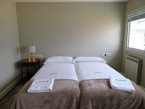 3 slaapkamers, een strijkplank/strijkijzer, gratis wifi, beddengoed