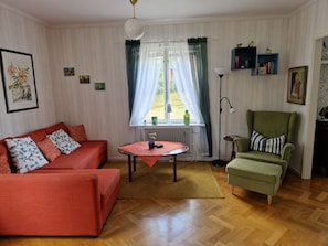 Televisio, videopelejä, DVD-soitin, kirjoja