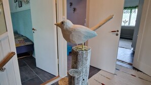 A bird sculpture on a wooden post in a hallway. - House in Småland, ideal for children and dog owners with hiking trail at the house (Uppvidinge S)