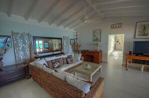 تلفزيون، مشغل دي في دي، كُتُب، مكتبة موسيقى