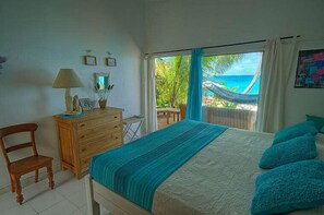 3 عدّة غرف نوم وخزنة داخل الغرفة ومكتب ومكواة/لوح كي