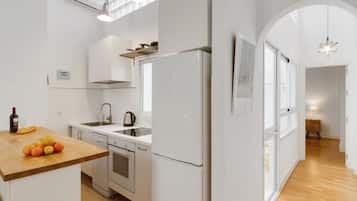 Frigorífico, microondas, cafetera o tetera y tostadora