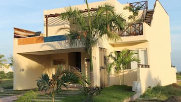 Vista frontal de la propiedad