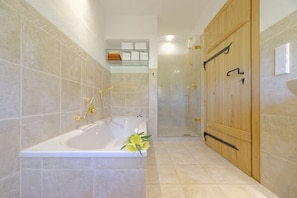Badewanne, Haartrockner, HandtĂŒcher, Seife