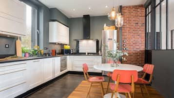 Réfrigérateur, micro-ondes, four, plaque de cuisson