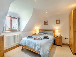 4 عدّة غرف نوم وواي فاي مجانًا وملاءات أسرّة