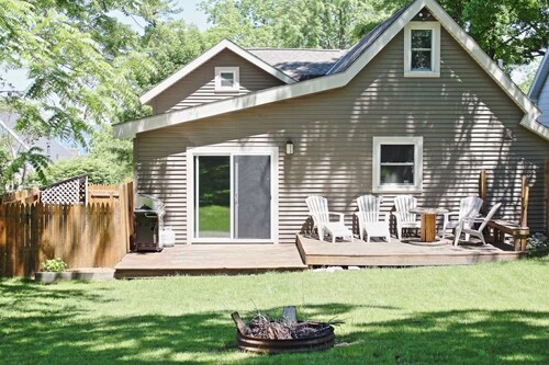 Charming Petoskey Grove Home - minutes to Gaslight District, Bayfront parks