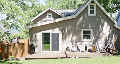 Charming Petoskey Grove Home - minutes to Gaslight District, Bayfront parks