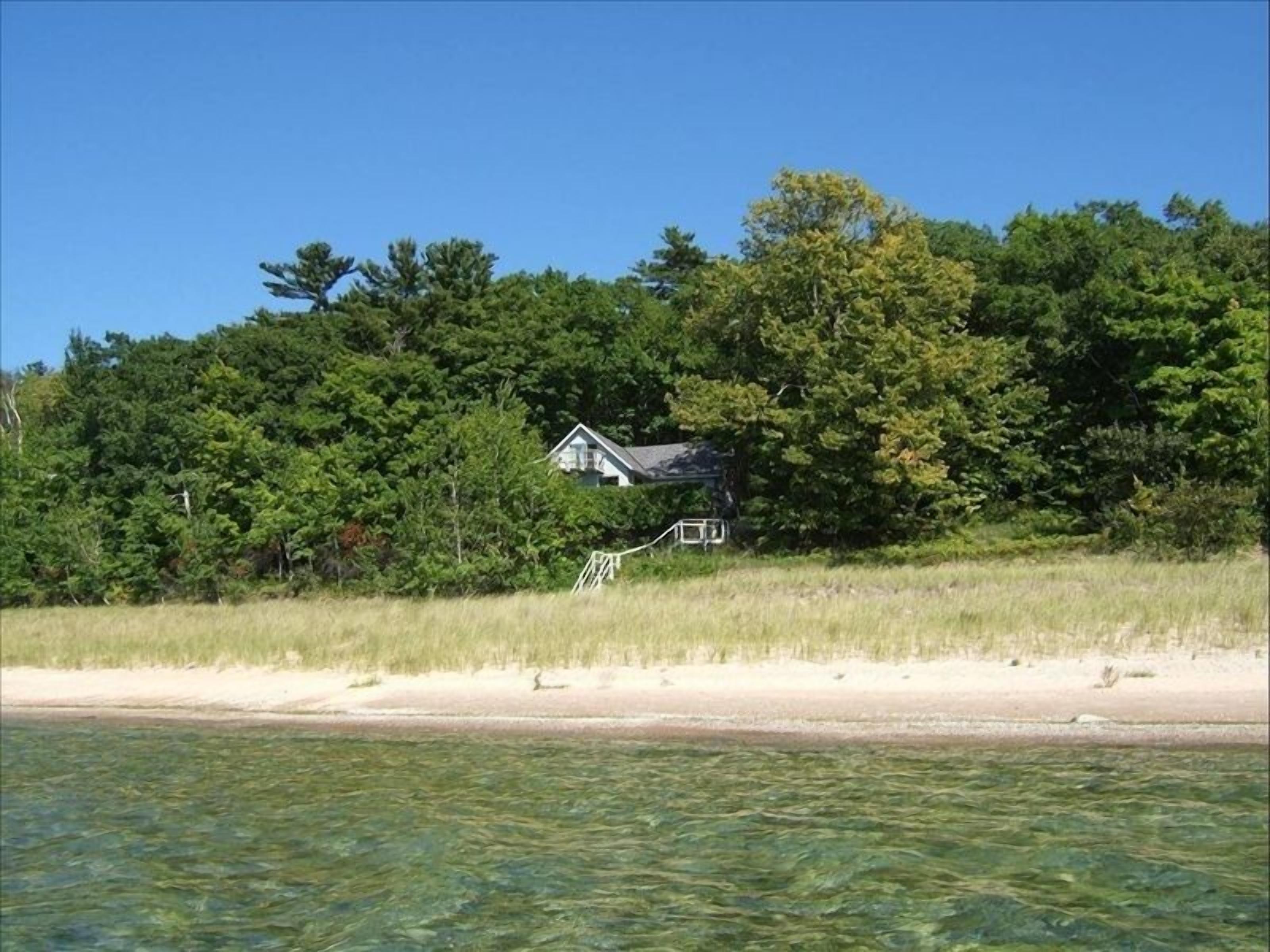 Beachfront Cottage on 190 ' of Lake Michigan in Good Hart