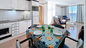 Coffee/tea maker, fridge, microwave, oven - RHODE 2 Piso, 1ª linea de mar, Roses, Free Wi (Rosas / Roses)