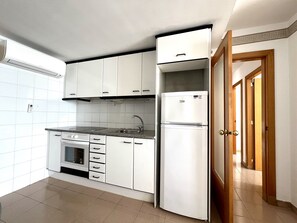 Fridge, microwave, oven, coffee/tea maker