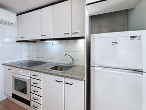 Refrigerador, microondas, horno y cafetera y tetera 